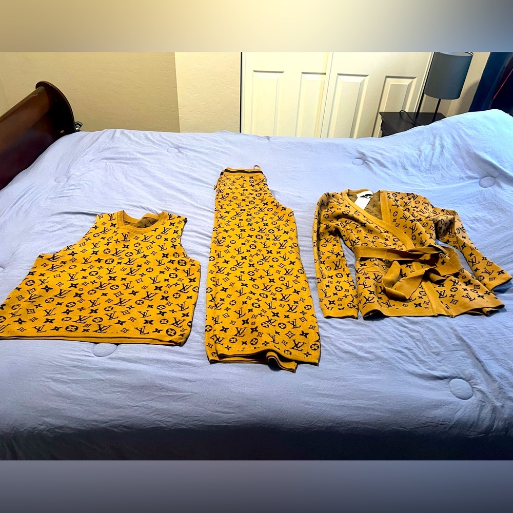 NWT 3 piece Louis Vuitton casual pants set . XL
